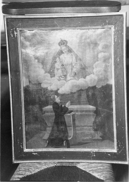 ex-voto, tableau, cadre : un prêtre agenouillé priant la Vierge et l' Enfant sur un nuage, vue générale - © Ministère de la Culture (France), Médiathèque du patrimoine et de la photographie (objets mobiliers), tous droits réservés