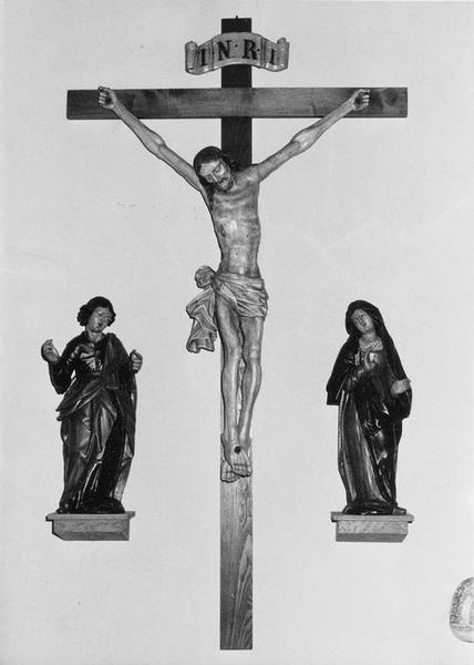 groupe sculpté : Christ en croix, Vierge (la), saint Jean, vue générale - © Ministère de la Culture (France), Médiathèque du patrimoine et de la photographie (objets mobiliers), tous droits réservés