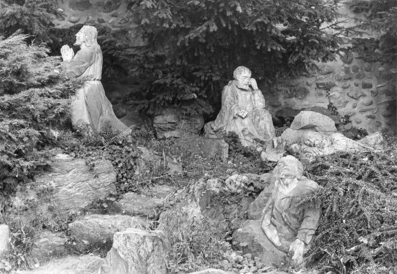 mont des Oliviers : le Christ et les trois apôtres au Jardin des oliviers, vue générale - © Ministère de la Culture (France), Médiathèque du patrimoine et de la photographie (objets mobiliers), tous droits réservés