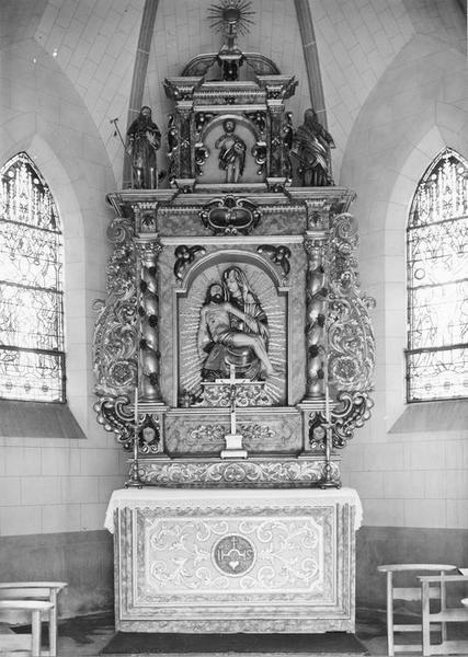 autel, retable, groupe sculpté, statues (3) (maître-autel) : Vierge de Pitié, saint Antoine abbé, saint Paul de Tarse, saint Jean-Baptiste, vue générale