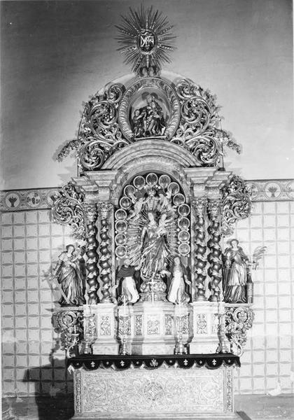 Autel du Rosaire, tabernacle, retable, 2 groupes sculptés : Remise du Rosaire par la Vierge et l'Enfant à Saint Dominique et à Catherine de Sienne, Sainte Parenté, 15 tableaux : mystères du Rosaire, 2 statues : sainte Catherine d'Alexandrie, sainte Barbe