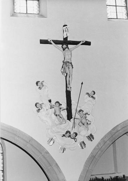 Groupe sculpté : Christ en croix reposant sur une nuée avec angelots portant les instruments de la Passion