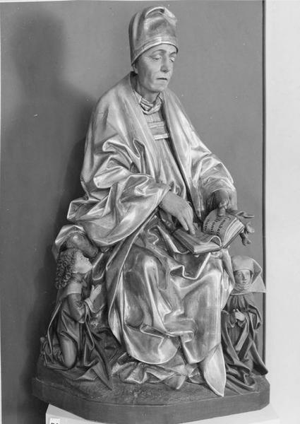 groupe sculpté de procession : saint Thiebaut de Thann assis avec deux pèlerins, vue générale - © Ministère de la Culture (France), Médiathèque du patrimoine et de la photographie (objets mobiliers), tous droits réservés