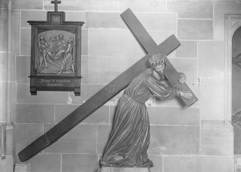 statue : Christ portant la croix, vue générale - © Ministère de la Culture (France), Médiathèque du patrimoine et de la photographie (objets mobiliers), tous droits réservés