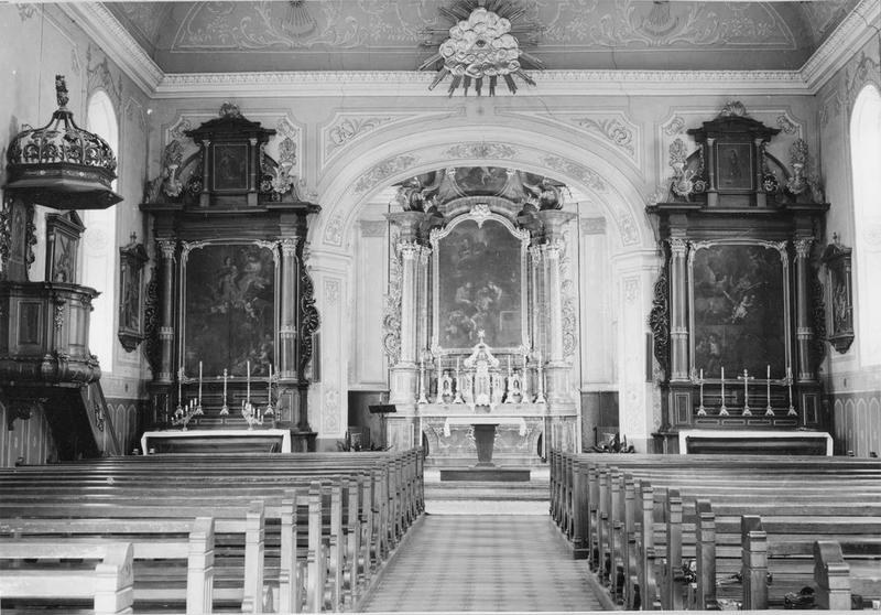 Maître-autel et son tabernacle, 2 autels-retables secondaires et leurs 6 tableaux : la Mort de saint Joseph, saint Louis, saint Antoine de Padoue, sainte Claire d'Assise, vision de saint François d'Assise dans la chapelle de Portioncule, Résurrection du Christ, saint Jean-Baptiste