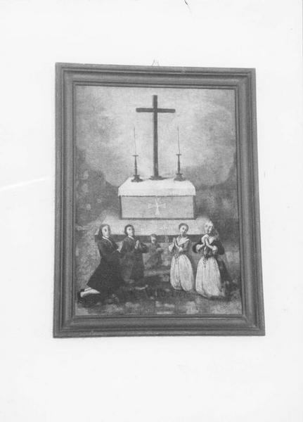 ex-voto, tableau : Deux hommes, deux femmes et un enfant agenouillés en demi-cercle au premier plan et tournant le dos à un autel portant une croix et deux chandeliers, vue générale