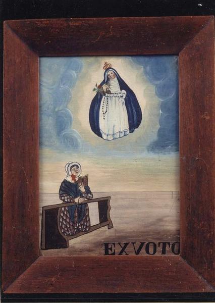 tableau ex-voto : Vierge de Pitié, femme à genoux sur un banc, tenant un livre, vue générale