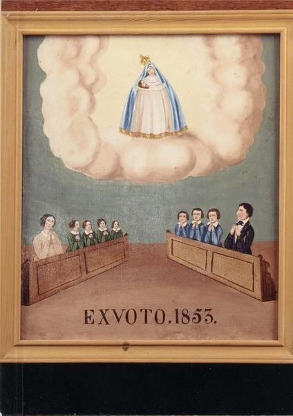 tableau ex-voto : Vierge de Pitié, famille de neuf personnes à genoux, sur deux bancs, vue générale