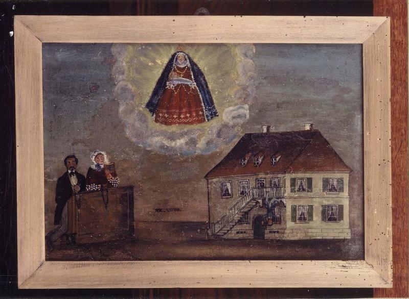 tableau ex-voto : Vierge de Pitié, homme tombant d'un balcon d'une maison, couple à genoux avec chapelet, vue générale