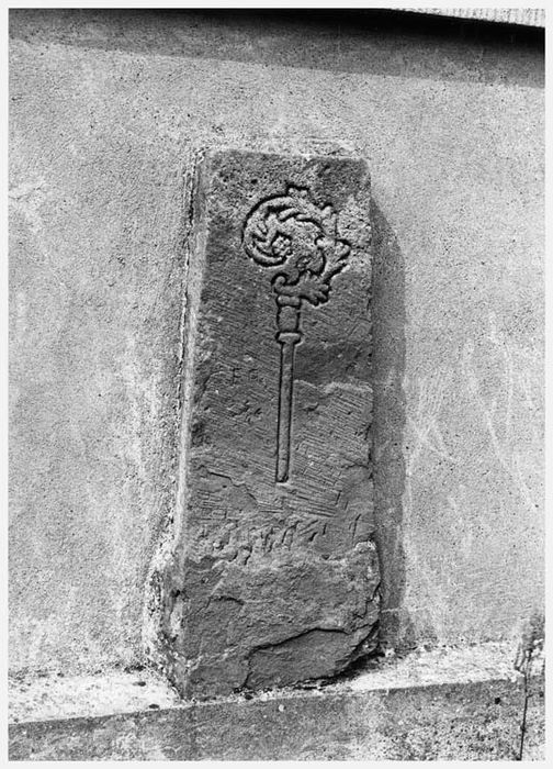 borne gravée d’une crosse
