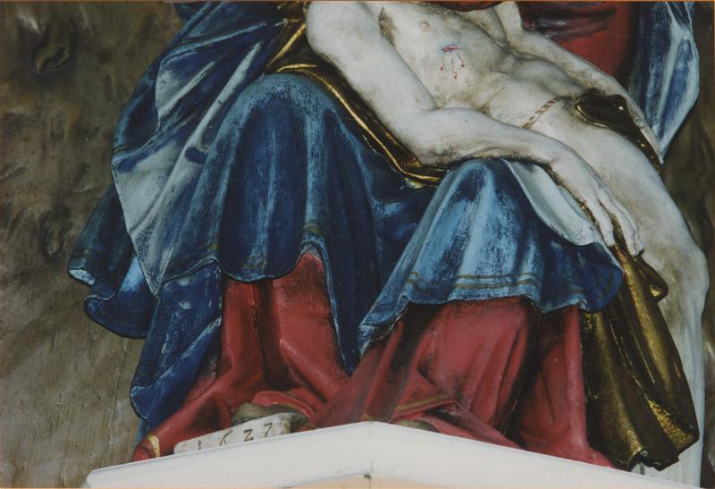 groupe sculpté : Vierge de Pitié, détail