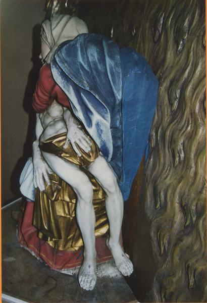 groupe sculpté : Vierge de Pitié, vue partielle
