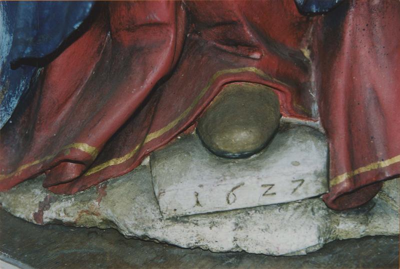 groupe sculpté : Vierge de Pitié, détail de la date