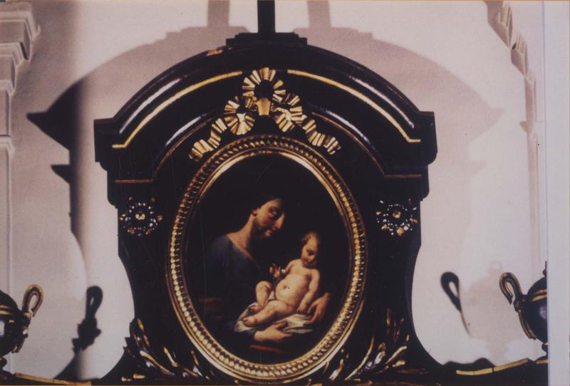 autel secondaire, médaillon du fronton : saint Joseph et l'enfant, vue générale