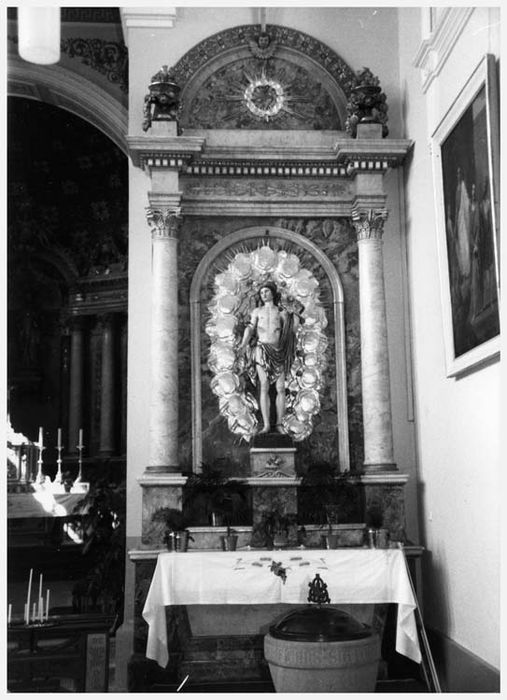 autel latéral droit, retable et statue de Saint Sébastien