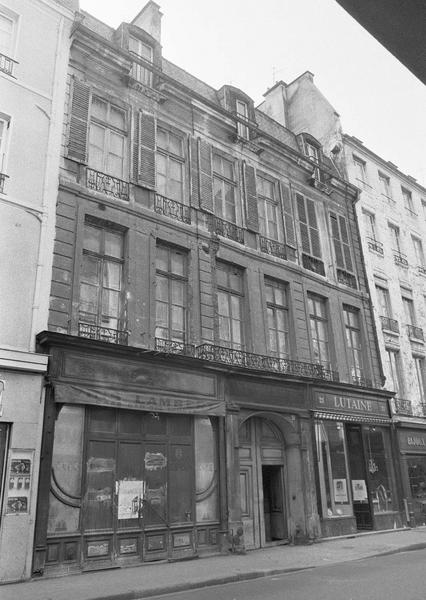 Façade sur rue avec enseignes des commerces 'Vins Lambert' et 'Lutaine'