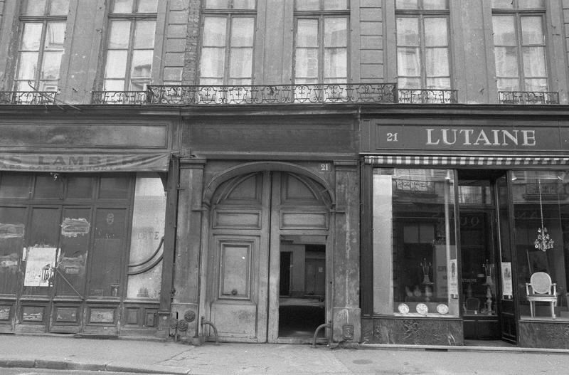 Façade sur rue avec enseignes des commerces 'Vins Lambert' et 'Lutaine'