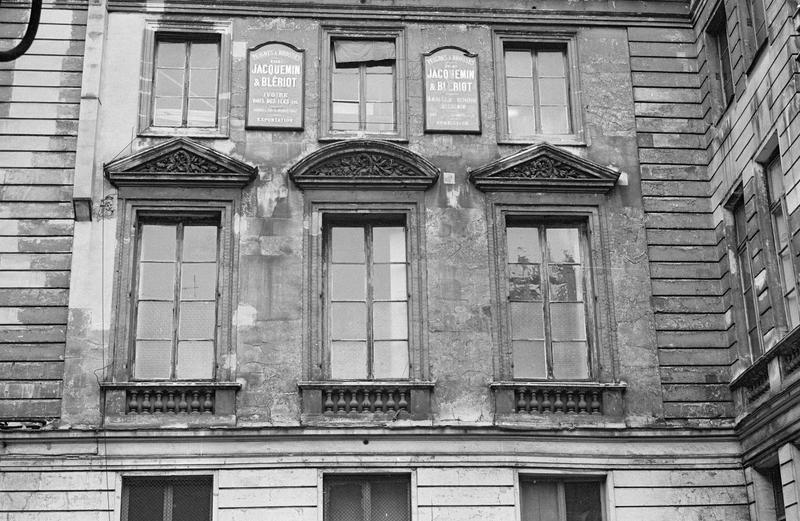 Façade sud sur cour intérieure côté rue Michel-le-Comte, fenêtres des premier et deuxième étages