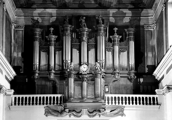 Buffet des orgues en bois sculpté