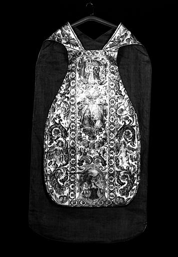 Chasuble en soie peinte, avers - © Ministère de la Culture (France), Médiathèque du patrimoine et de la photographie, diffusion RMN-GP