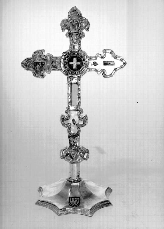 Croix d'autel en argent doré avec filigrane de pierres dures et émail, avers