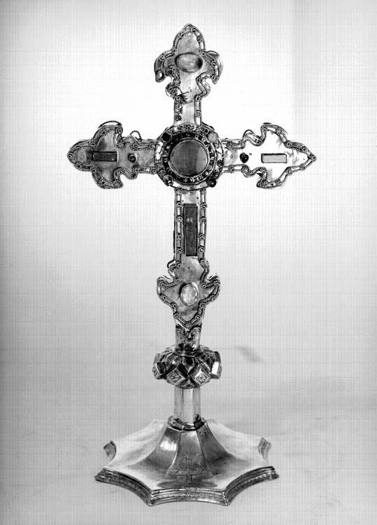 Croix d'autel en argent doré avec filigrane de pierres dures et émail, revers
