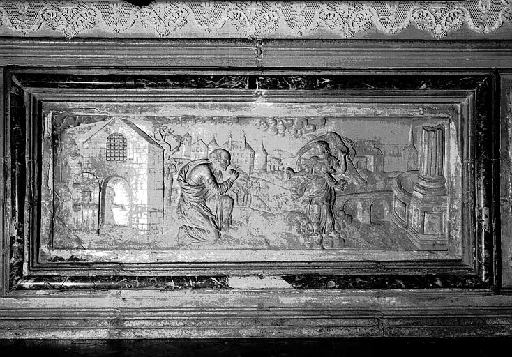 Bas-relief en pierre du tombeau du maître-autel