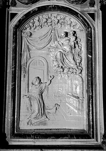 Bas-relief en pierre de l'autel de La Vierge