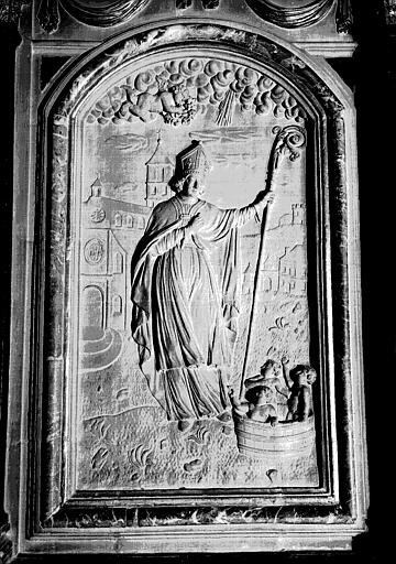 Bas-relief en pierre de l'autel de saint Nicolas