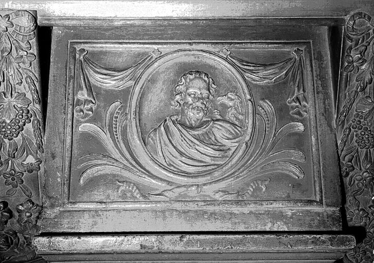 Bas-relief en pierre du pupitre avec la tête de saint Jean l'Evangéliste