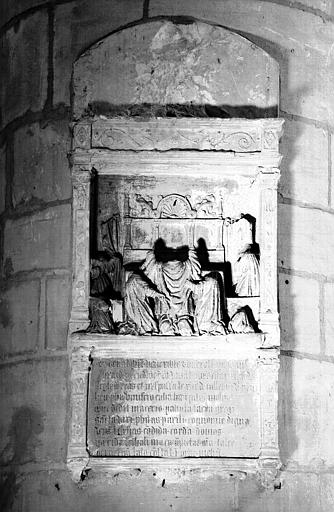 Ex-voto du bas-relief en pierre avec inscription commémorative