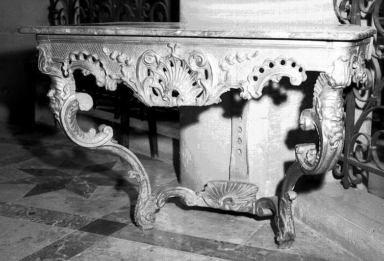 Console en bois sculpté et doré à plateau de marbre