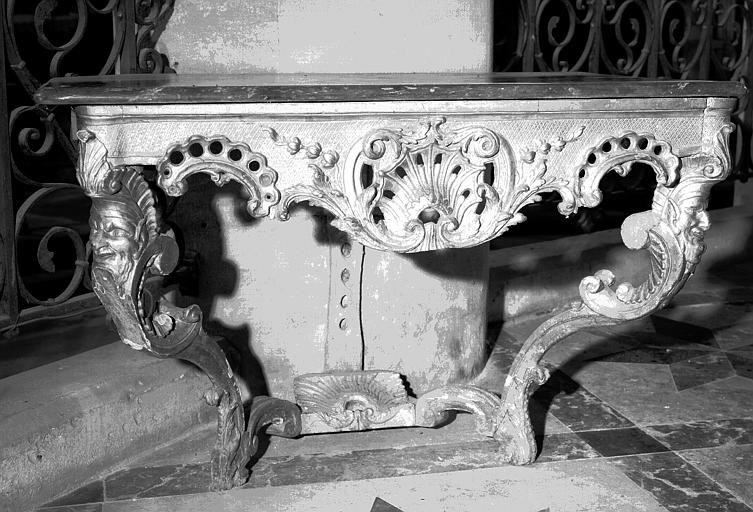 Console en bois sculpté et doré à plateau de marbre