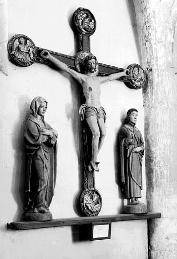 Calvaire formé de trois statues en bois : Christ en croix entre La Vierge et saint Jean sur poutre de gloire