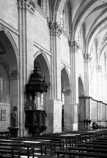 Intérieur, partie nord de la nef et chaire à prêcher en bois sculpté