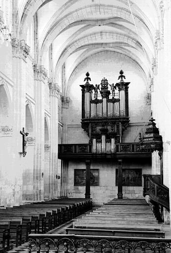 Intérieur, nef vers l'ouest et buffet d'orgue