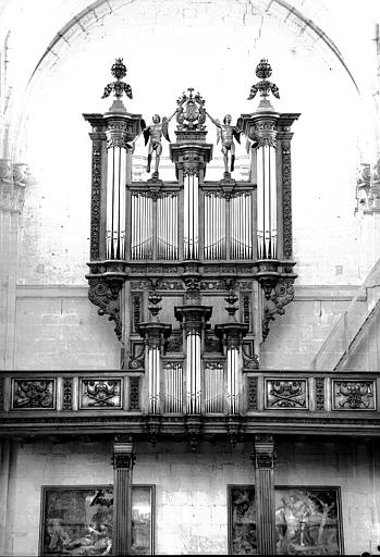 Buffet des orgues en bois sculpté