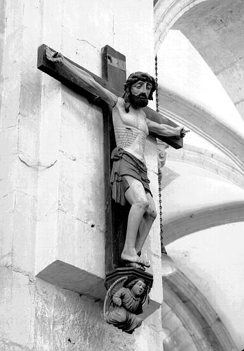 Statue du Christ en croix, en bois