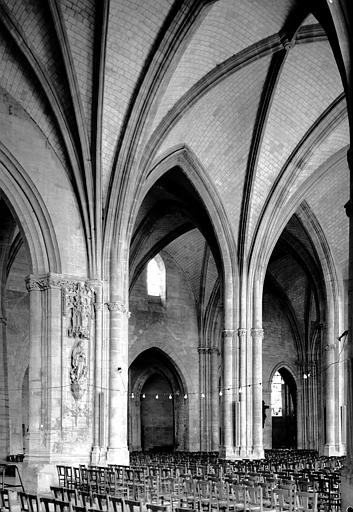 Intérieur des arcades entre les deux nefs vers le nord-est