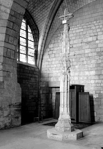 Croix de chemin en pierre sculptée, intérieur