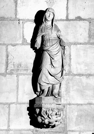 Statue de sainte Claire, en pierre polychromee