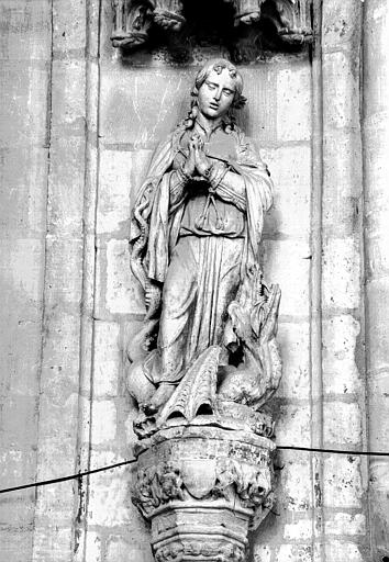 Statue de sainte Marguerite, en pierre polychromee