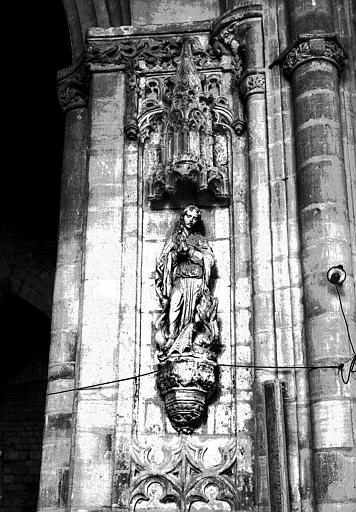 Culot et dais de la statue en pierre sculpté de sainte Marguerite dans son encadrement