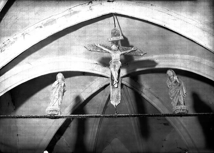 Calvaire sur poutre de gloire de trois statues en bois polychrome : Le Christ en croix entre La Vierge et saint Jean