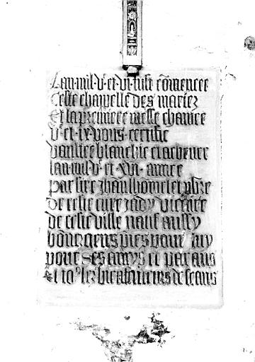 Pierre gravée d'une inscription commémorative de la fondation de la chapelle