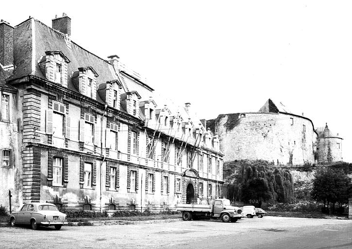 Vue d'ensemble sur la place