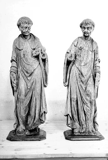 Deux statues en bois : deux moines se faisant pendant