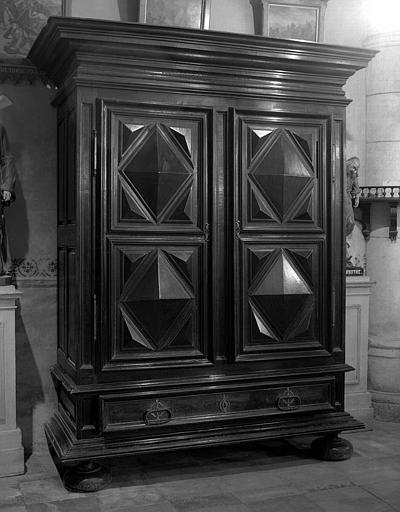 Armoire en bois Louis XIII