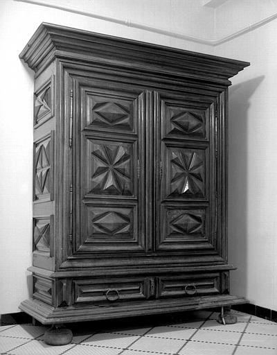 Armoire en bois Louis XIII