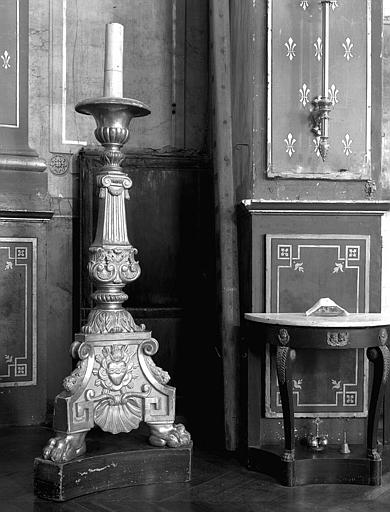 Chandelier pascal en bois et console en bois et marbre - © Ministère de la Culture (France), Médiathèque du patrimoine et de la photographie, diffusion RMN-GP